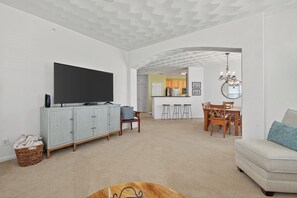 Fernseher, Kamin, Bücher