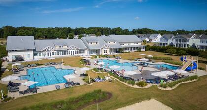 Beautiful Condo in Golf Community Featuring Access to Club Amenities!