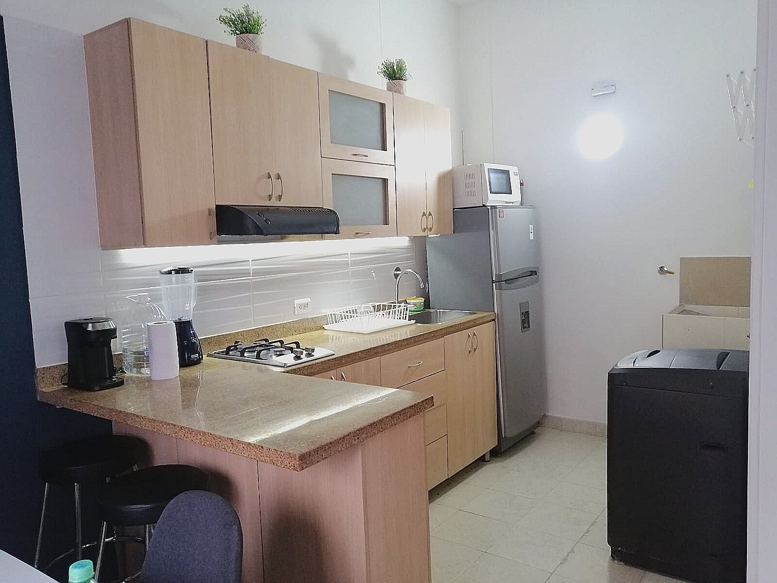 Réfrigérateur, micro-ondes, cafetière/bouilloire, blender