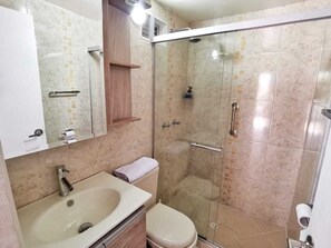 Doccia, asciugamani, sapone, carta igienica