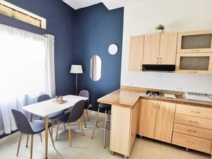 Frigorifero, microonde, macchina per tè/caffè, frullatore