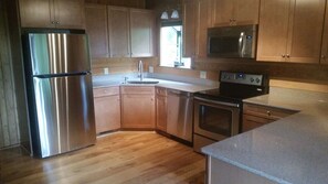 Refrigerador, microondas, horno y parrilla de estufa 