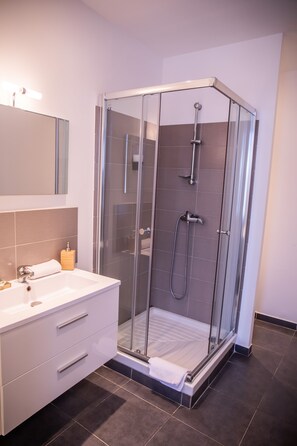 Standard-dobbeltværelse | Badeværelse | Bruser, brusehoved med spredningseffekt, gratis toiletartikler