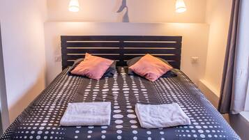 Standard Double Room | Desk, blackout curtains, soundproofing, free WiFi