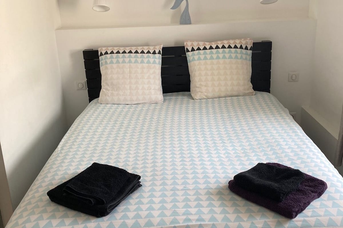 1 bedroom, desk, blackout drapes, soundproofing