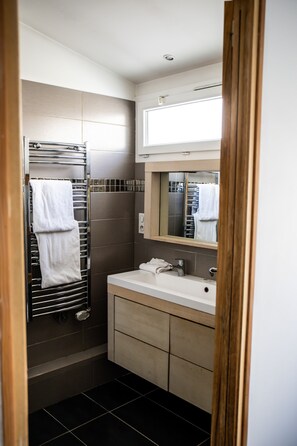 Appartement Standard | Salle de bain | Douche, douche à « effet pluie », articles de toilette gratuits