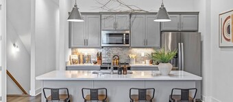 Walk to Downtown: Rooftop Deck & Hot Tub