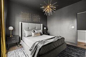 8 bedrooms, iron/ironing board, free WiFi, bed sheets - Walk to Downtown: Rooftop Deck & Hot Tub (Nashville)