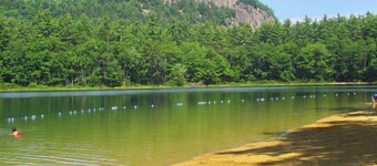 Spacious Year Round Condo Retreat to the White Mountains