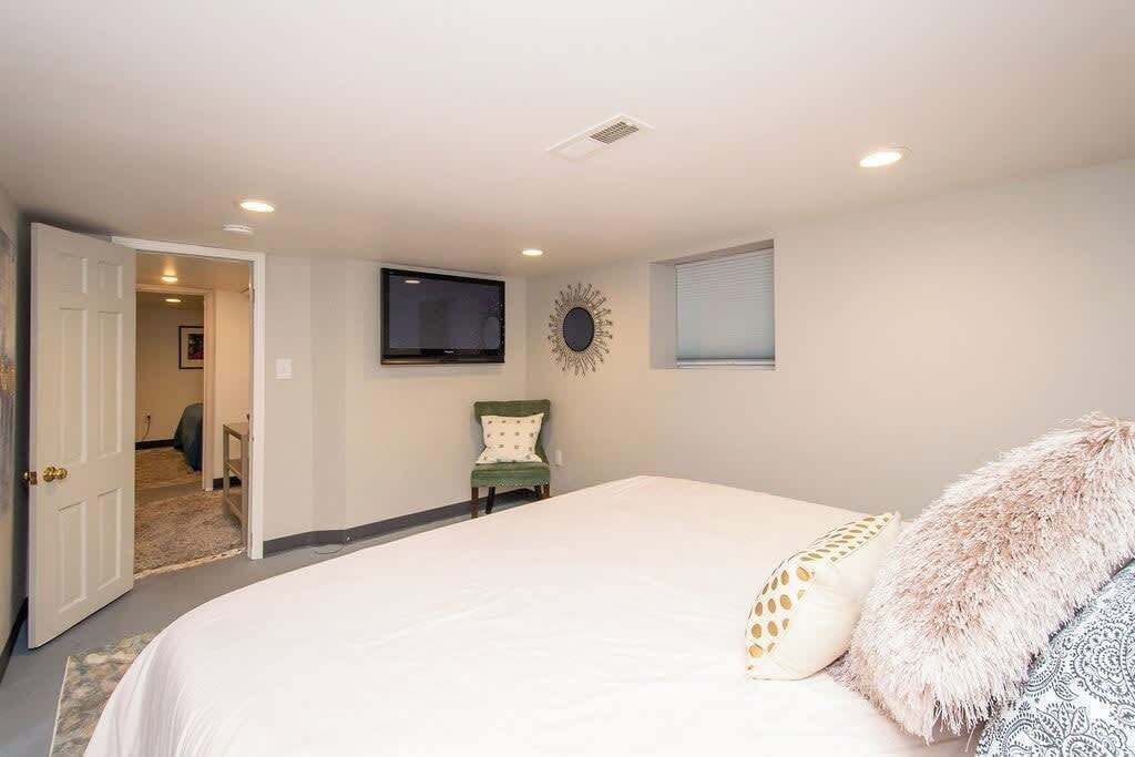 5 bedrooms, iron/ironing board, WiFi, bed sheets