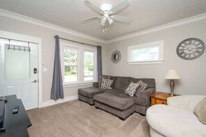 Televisión, reproductor de DVD y oficina