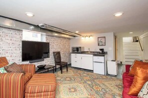 Una televisión, un reproductor de DVD, una oficina