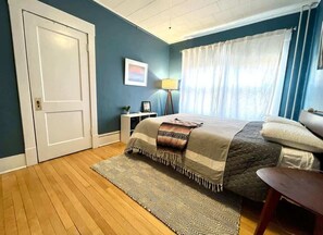 2 bedrooms, iron/ironing board, WiFi, bed sheets - Historic Condo in Downtown Fargo (Fargo)