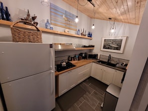 Fridge, microwave, stovetop, coffee/tea maker - Ocean front, west facing with incredible sunsets (Quathiaski cove)