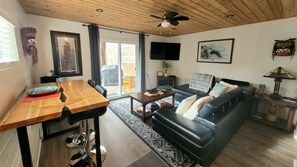 Smart TV, fireplace, books, stereo - Ocean front, west facing with incredible sunsets (Quathiaski cove)