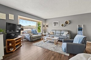 Televisión, libros y oficina 