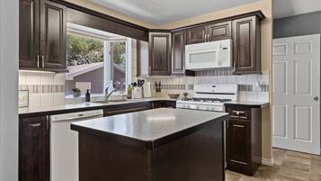 Køleskab, mikrobølgeovn, ovn, kogeplade