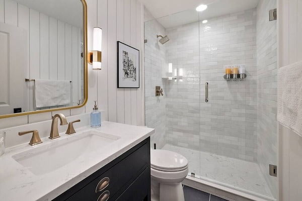 Upstairs Full Bathroom