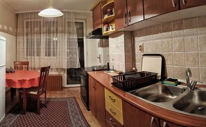 Fridge, oven, coffee/tea maker, electric kettle