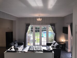 村舍 | 客厅 | 30-英寸电视(配备数码频道)