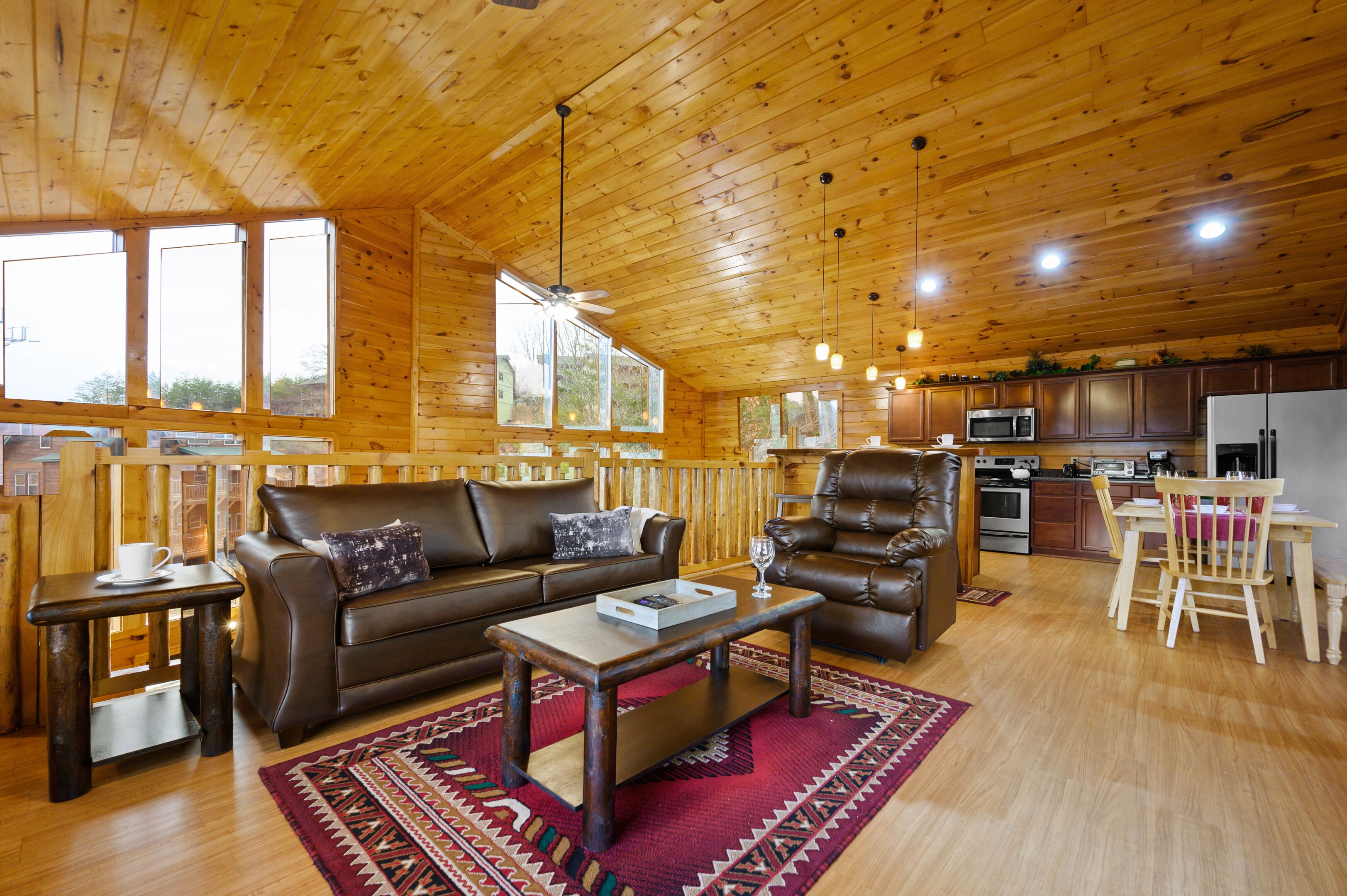 7 min to Dollywood - Hot Tub - Arcades - Sunshine!