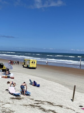 Plage, chaises longues, serviettes de plage