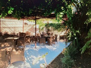 Outdoor dining - Auberge Sainte Marguerite - "San Peyre" room (La Garde)