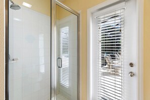 Separate tub and shower, hair dryer, towels, toilet paper - Murano Mews (Kissimmee)