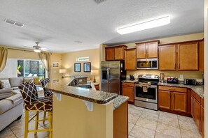 House | Private kitchen | Full-size fridge, microwave, oven, stovetop - Murano Mews (Kissimmee)