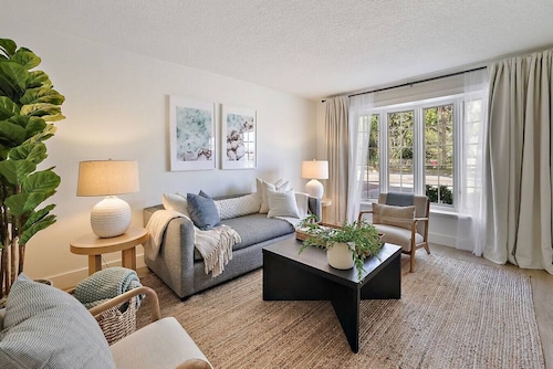 Closest Stay to Downtown Mt Dora - Renovated - Walk Everywhere - 5-Star Reviews