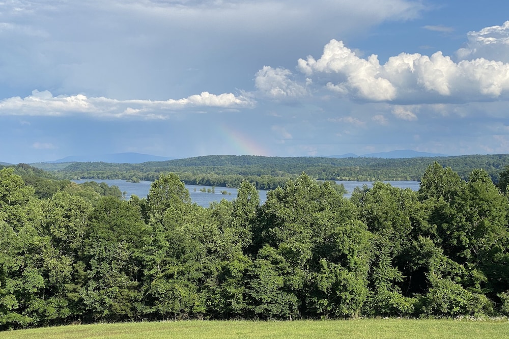 Luxury Tiny Home with River Views on 300 Acre Farm