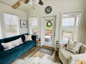 Smart TV, reproductor de DVD, libros y videoteca