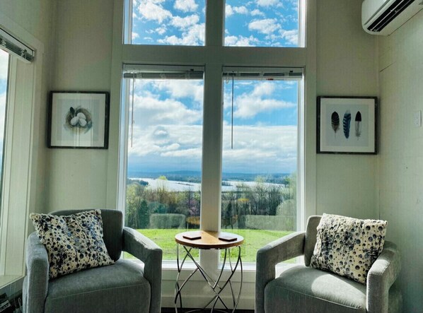 Smart TV, reproductor de DVD, libros y videoteca