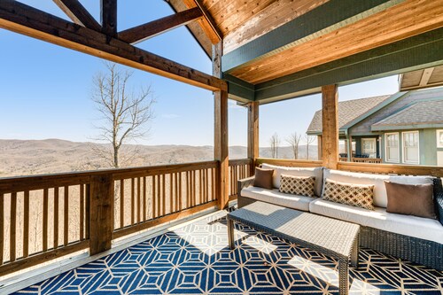 Peaceful mountain getaway with pools, hiking trails & bocce courts