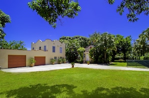 Exterior - Enchanting Casita with salt water Pool 2 miles from the beach (Pompano Beach)