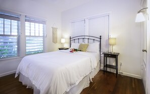 2 bedrooms, desk, iron/ironing board, travel crib - Enchanting Casita with salt water Pool 2 miles from the beach (Pompano Beach)