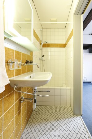 Standard Twin Room | Bathroom | Hair dryer, towels, soap, toilet paper - Hotel Untertor by Maier Self-Check-in (Altstaetten)