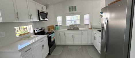 Kjøleskap, mikrobølgeovn, ovn og kokeplater