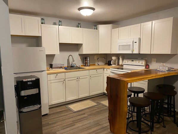 Kjøleskap, mikrobølgeovn, ovn og kokeplater