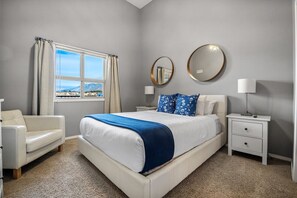 3 عدّة غرف نوم ومكتب ومكواة/لوح كي وأسرّة أطفال/رضّع