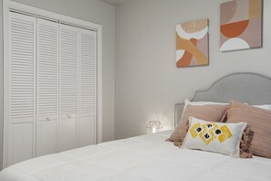 3 室のベッドルーム、デスク、旅行用ベビーベッド、WiFi (無料)