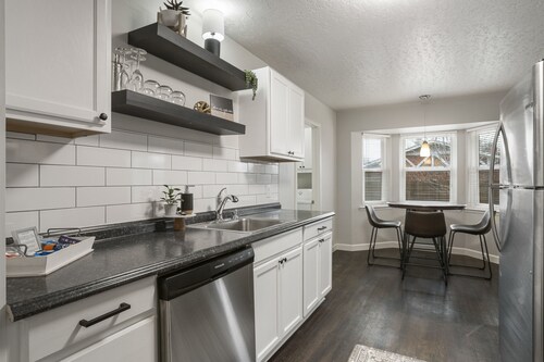 Charming 3bed/2 bath near Gathering Place, Riverparks and Downtown