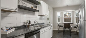 Charming 3bed/2 bath near Gathering Place, Riverparks and Downtown