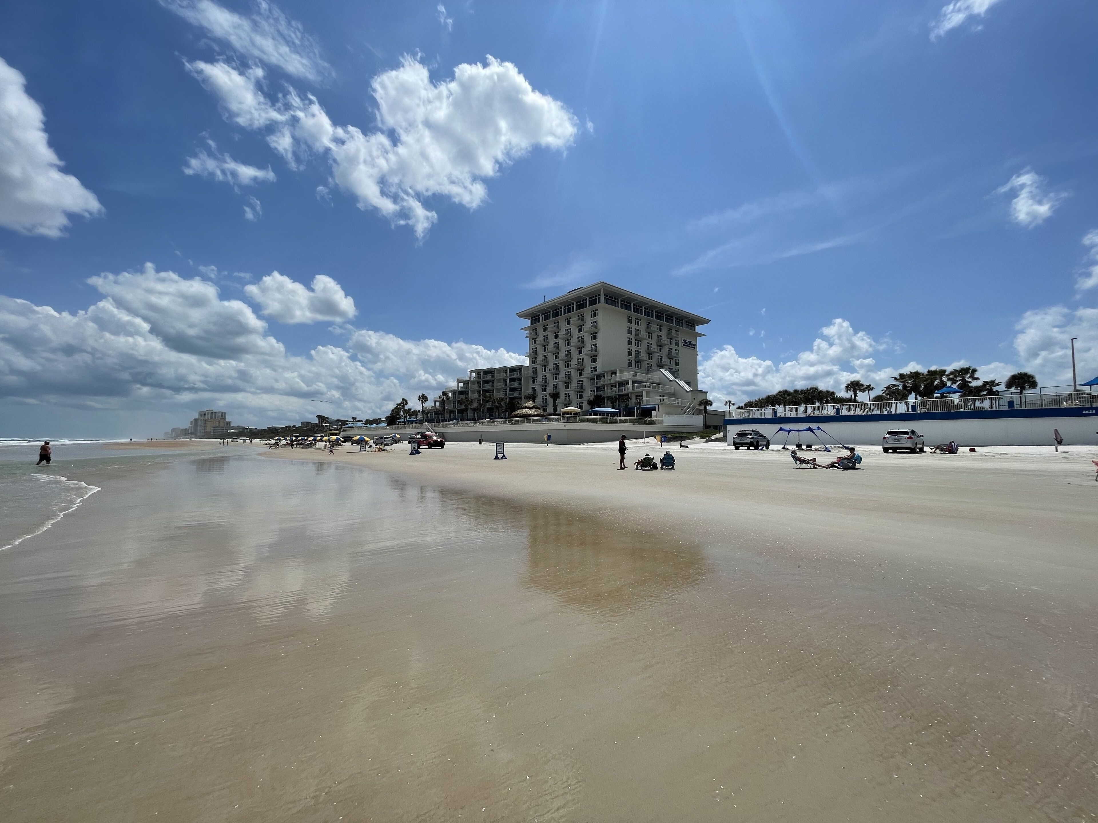 Aan het strand, ligstoelen aan het strand, strandlakens