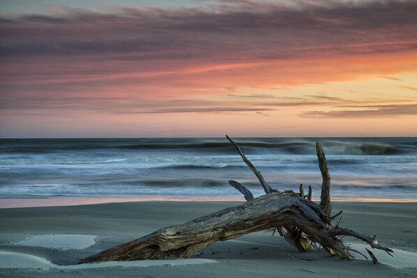 On the beach - Oceanside Resort Condo w/ Indoor Pool, Tennis & Oceanfront Restaurant (Hilton Head)