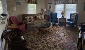 Smart TV, books - Lakefront Tillery Getaway- Forever views of Morrow Mountain (Troy)