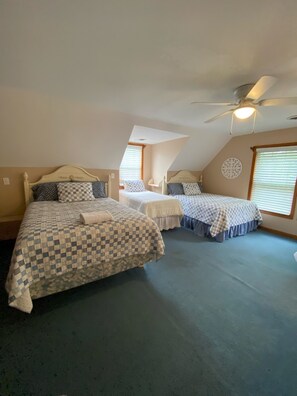 4 bedrooms, iron/ironing board, free WiFi, bed sheets - Lakefront Tillery Getaway- Forever views of Morrow Mountain (Troy)