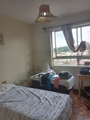 3 habitaciones, escritorio, tabla de planchar con plancha y wifi gratis 