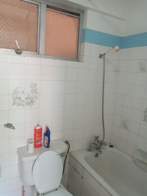 Combinazione doccia/vasca, asciugacapelli, asciugamani, sapone