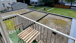 A balcony with a wooden bench and a view of a green lawn and buildings. - New Studio - City Center Mulhouse - Near Train station (Mulhouse)
